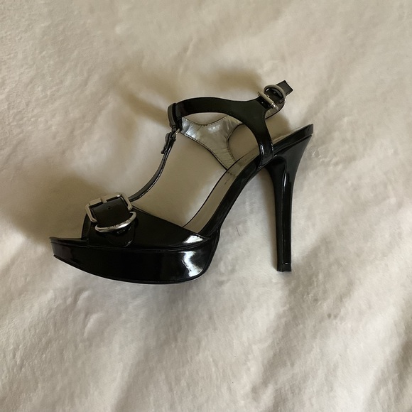 NWOT ~ GUESS Black Patent Heels - Picture 2 of 16